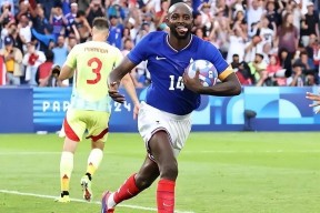 开云APP-转会期巴塞罗那备战法国杯；回应争议细节曝光；赛场秩序良好；身体对抗强度拉满(巴黎圣日耳曼vs巴塞罗那4比0)